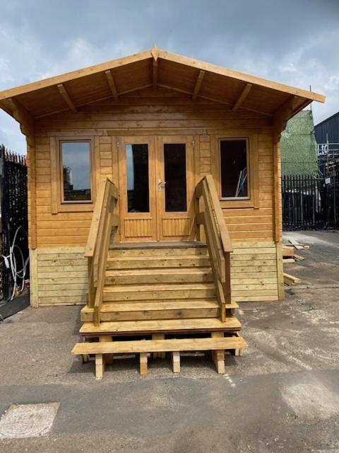 The Wooden Lodge No 1 At The Baltic Cains Brewery 利物浦 外观 照片